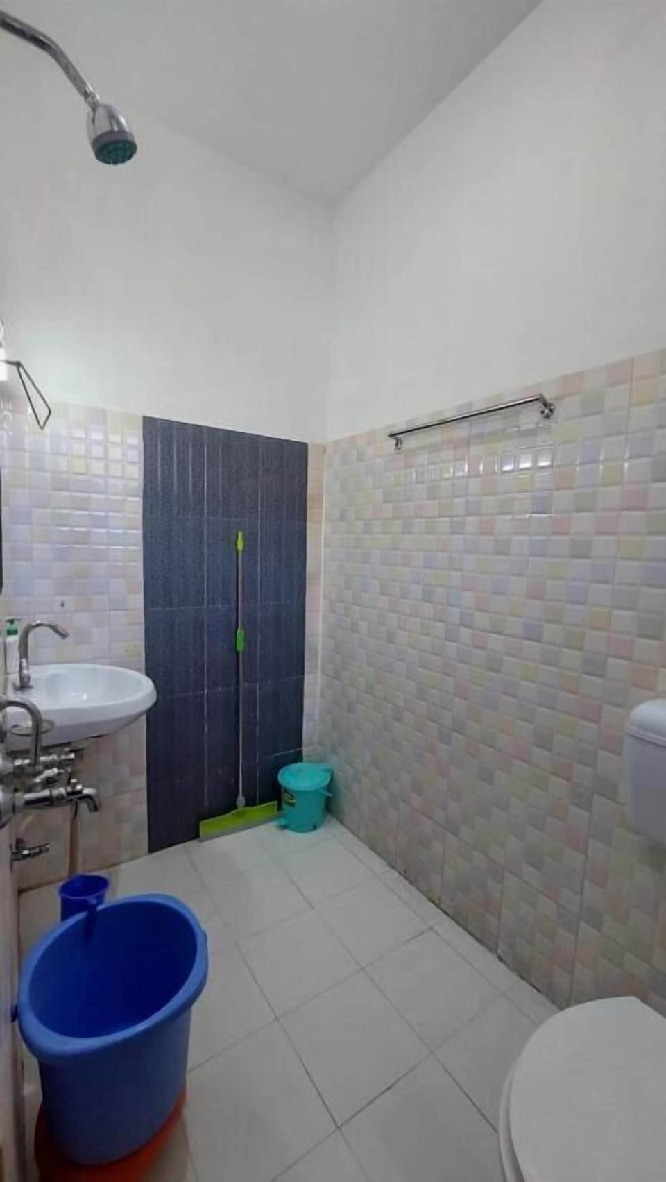 Bed in 6- Bed Mixed Dormitory Room | Bathroom