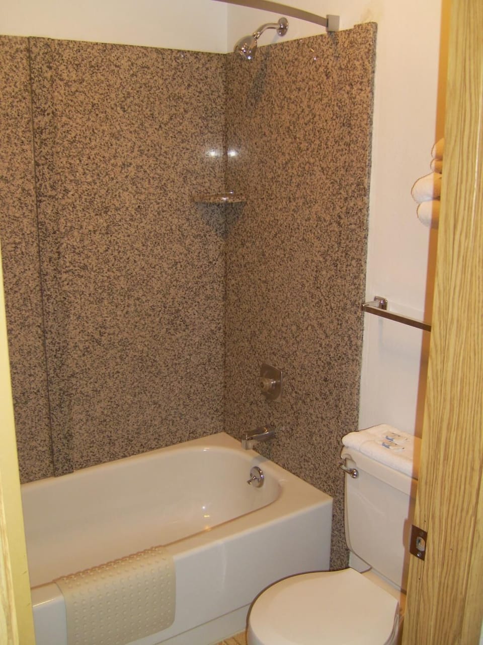 Combined shower/tub, hair dryer, towels
