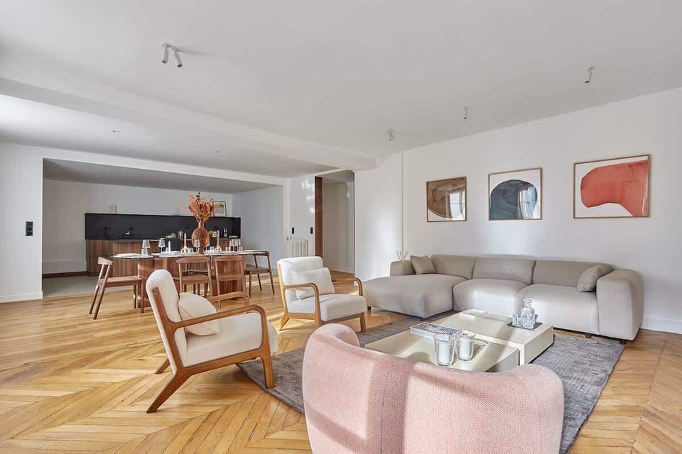 Salon canapé, fauteuils et TV et espace repas