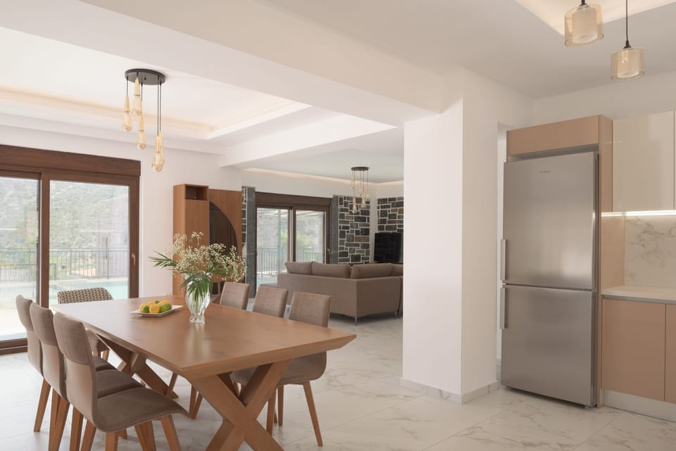 An aspect of the amazing kitchen and dining area. 