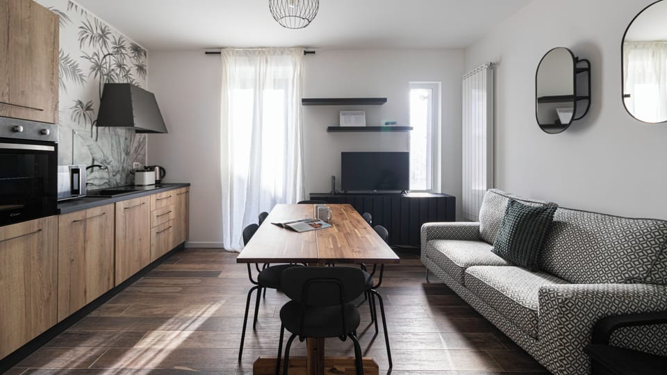 Apartment (3 Bedrooms) | Front of property