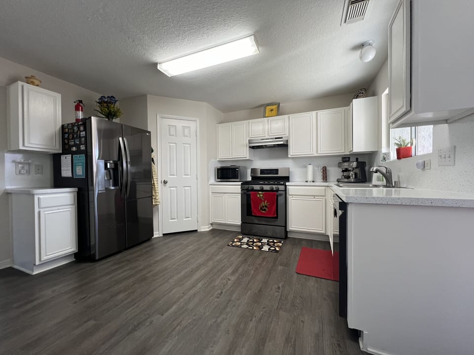 Kitchen with all the essentials. Simple Look

