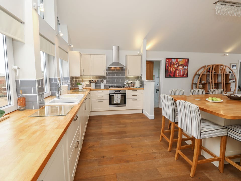 Cottage | Private kitchen | Dishwasher, cookware/dishes/utensils