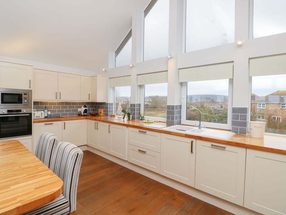 Cottage | Private kitchen | Dishwasher, cookware/dishes/utensils