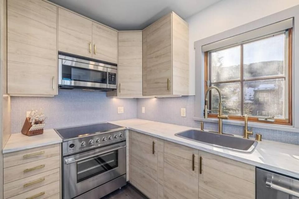 Kitchen with luxury induction range & microwave, Cutco knives that are sharp