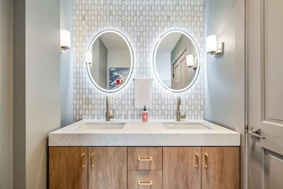 King Bedroom 1 ensuite bathroom
