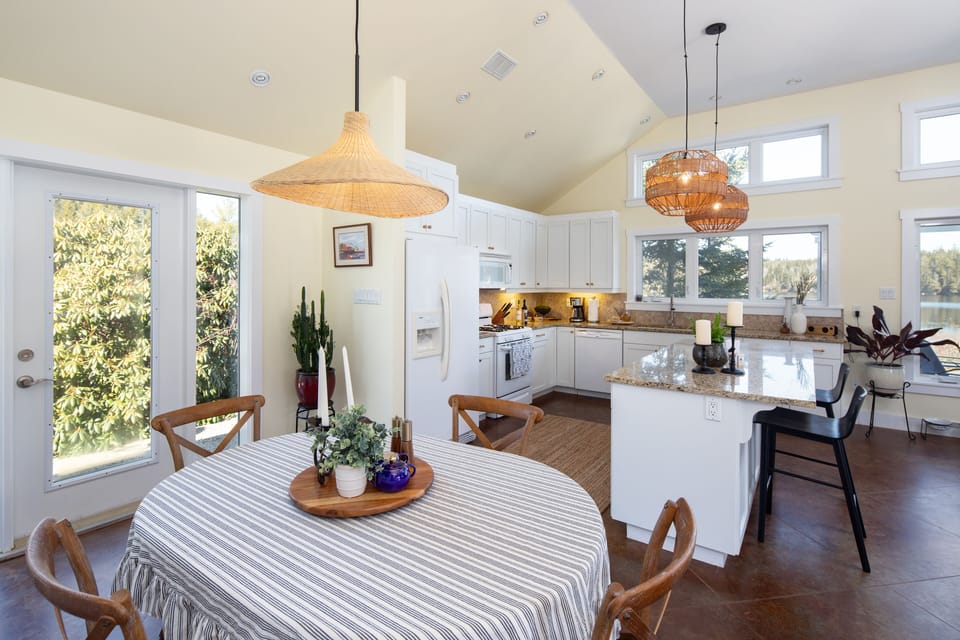 Oceanside dining in style.