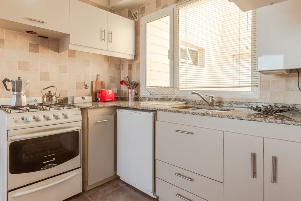 Apartment, 1 Bedroom, Lake View | Private kitchen | Fridge, microwave, oven, stovetop