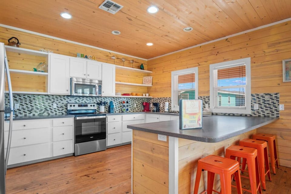 Fully equipped kitchen with breakfast bar.