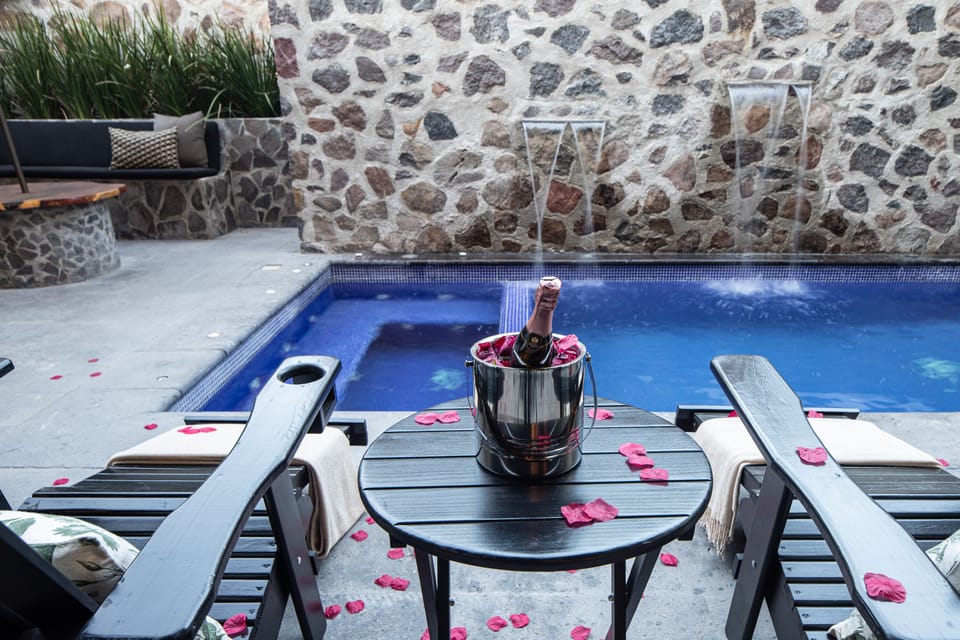 3 outdoor pools, a heated pool, sun loungers
