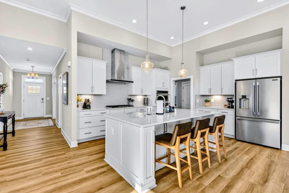 Clean, Bright, and Elevated – A polished kitchen designed for effortless hosting and relaxed togetherness.