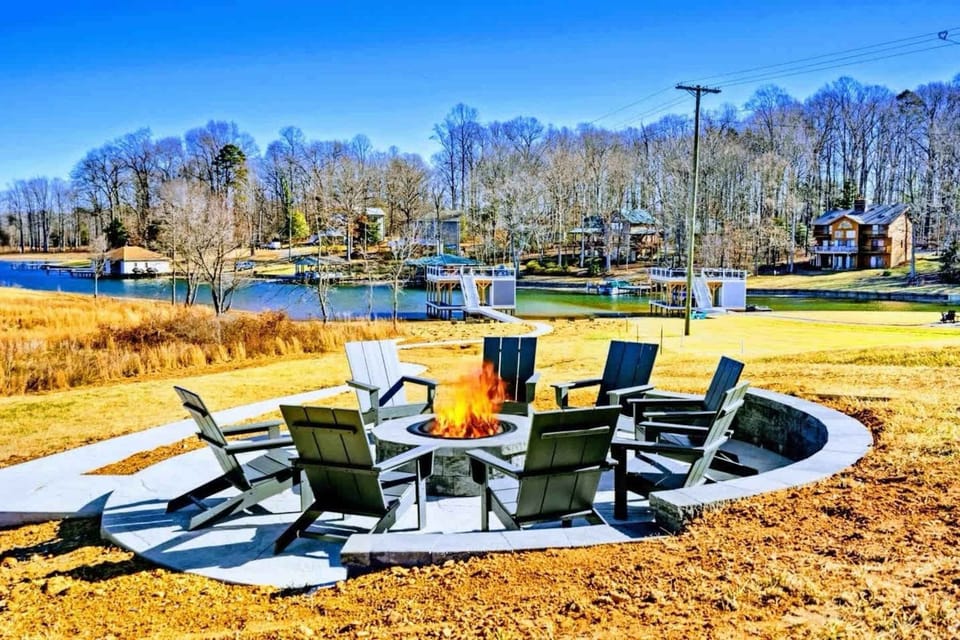 S’mores & Stories – The classic lake-night ritual, with plenty of room for everyone to pull up a chair.