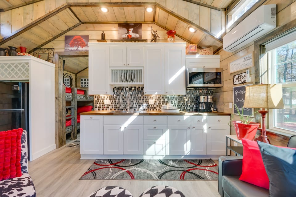 Kitchenette | Refrigerator | Hot Plate