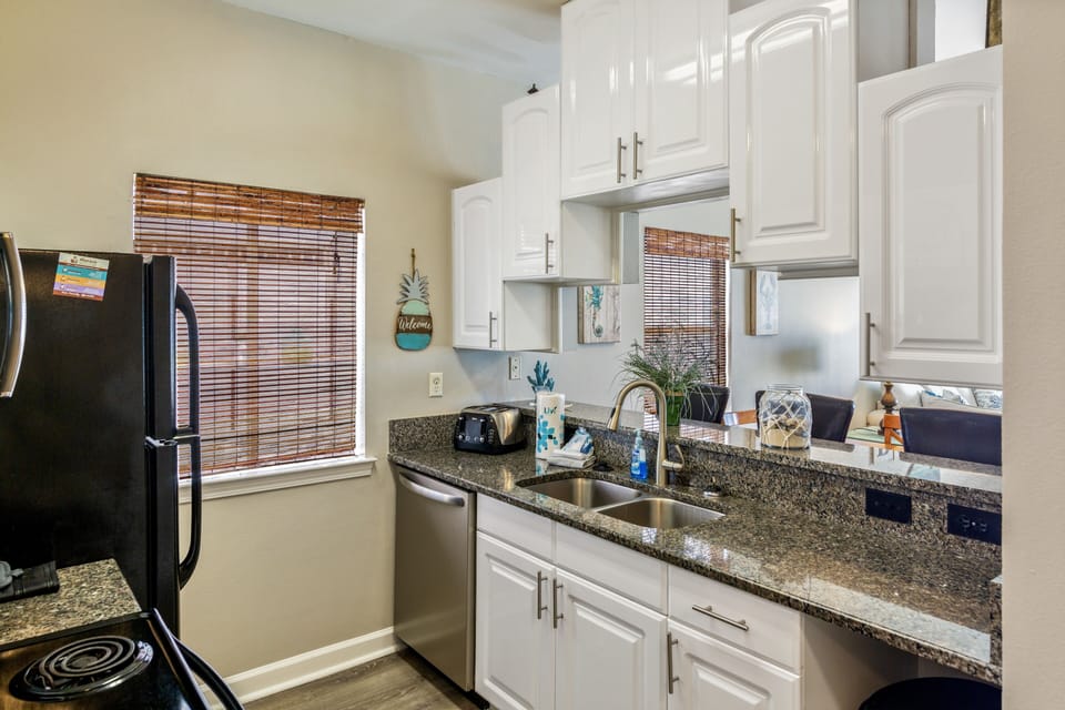 Deluxe Duplex | Private kitchen | Fridge, microwave, oven, stovetop
