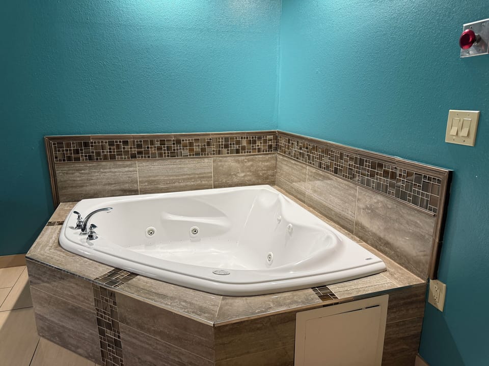 Luxury Studio Suite, 1 King Bed | Desk, iron/ironing board, WiFi (free), bed sheets