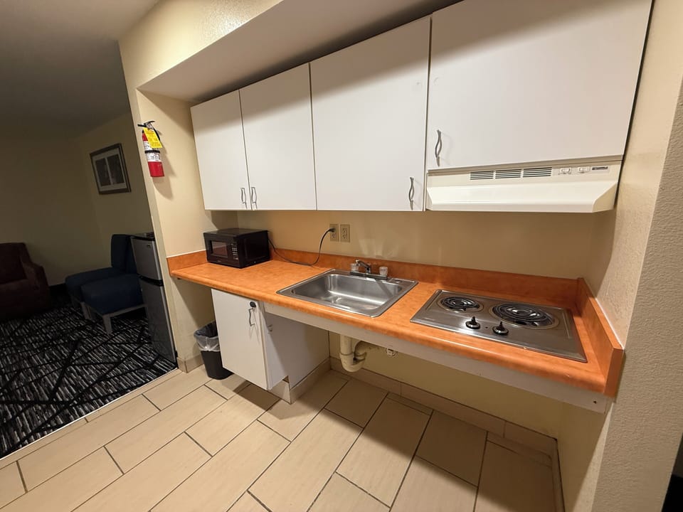 Classic Studio Suite | Desk, iron/ironing board, WiFi (free), bed sheets