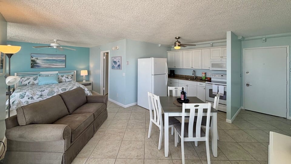 Welcome into this awesome, recently refurbished condo! Unit 1008A.