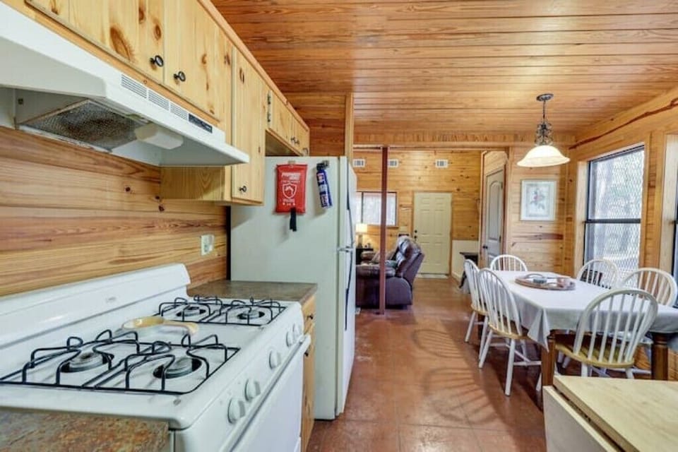 Main Cabin - Kitchen