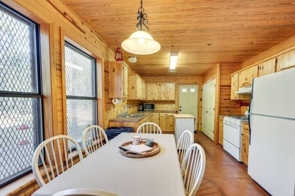 Main Cabin - Kitchen