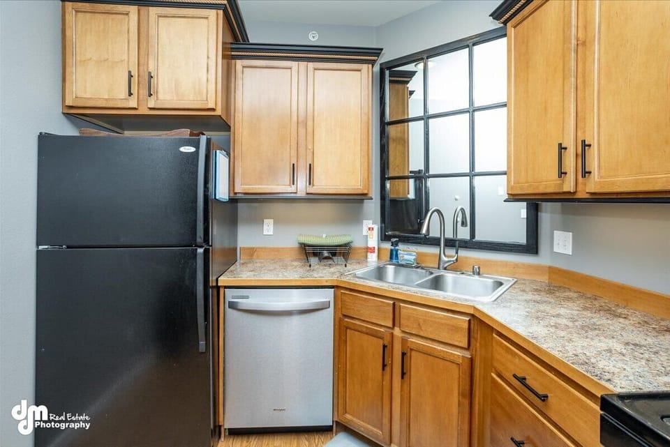 Fully Stocked Kitchen (2)