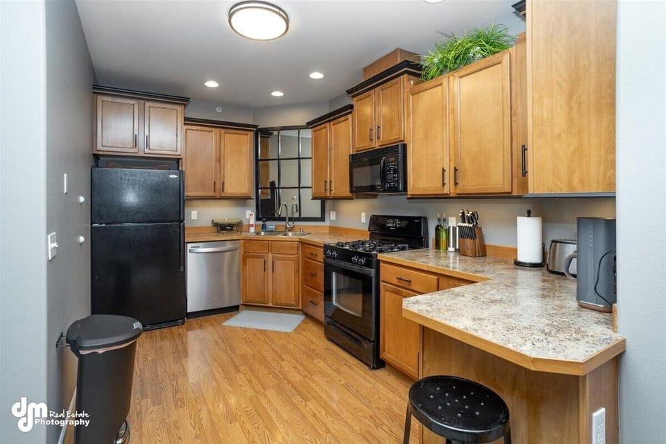 Fully Stocked Kitchen (1)