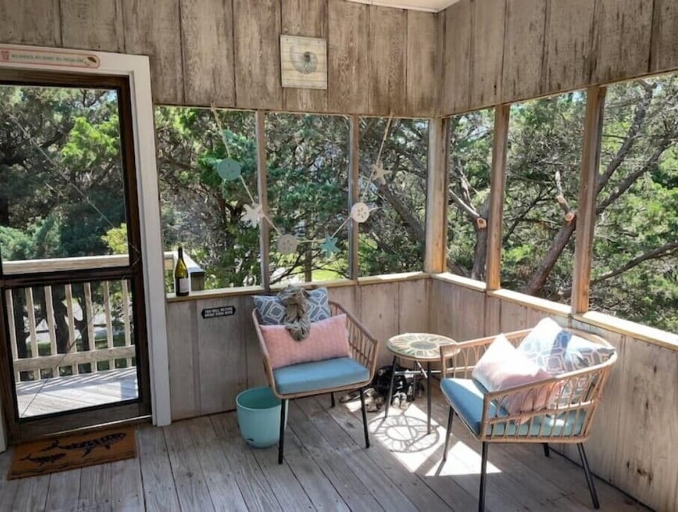 Screened in porch