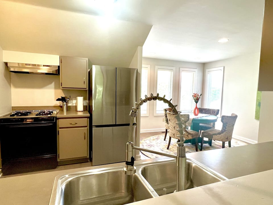 Luxury Condo, 1 Bedroom, Hot Tub, Mountain View (North Pointe) | Private kitchen | Microwave, coffee/tea maker, toaster, cookware/dishes/utensils