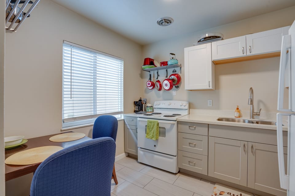 Kitchen & Dining Area