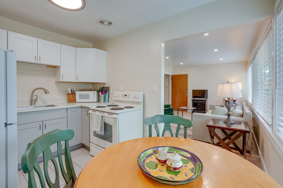 Kitchen & Dining Area