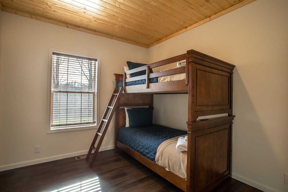 Bunk Room with Twin-Over-Twin Bunkbeds and TV