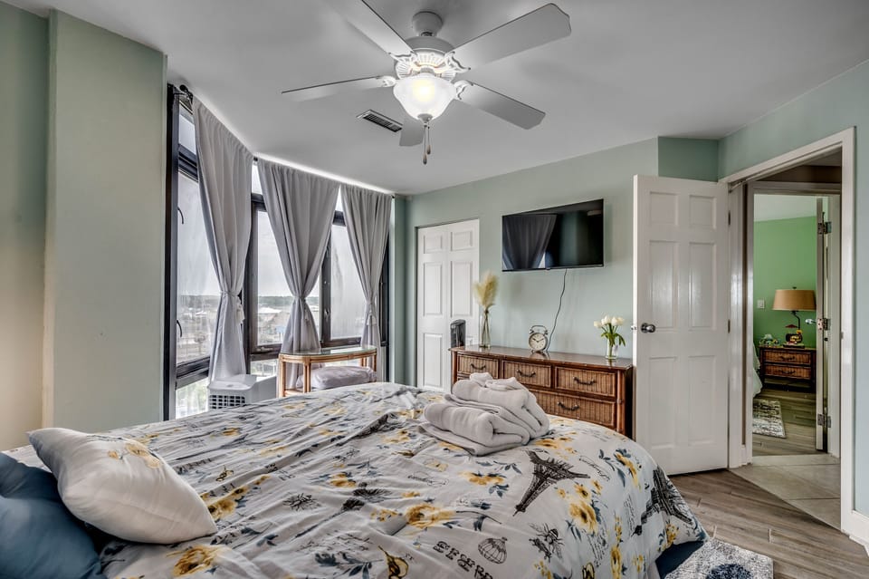 Bedroom 3 with queen bed