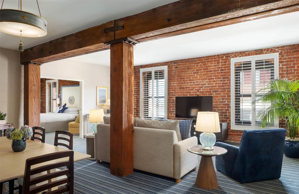 Bay View Suite Livingroom