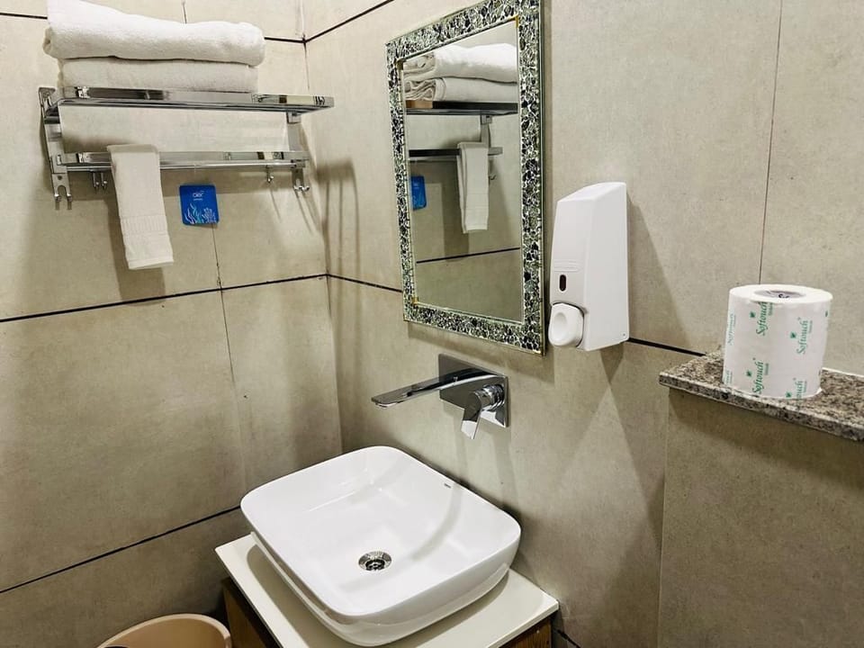 Deluxe Studio | Bathroom
