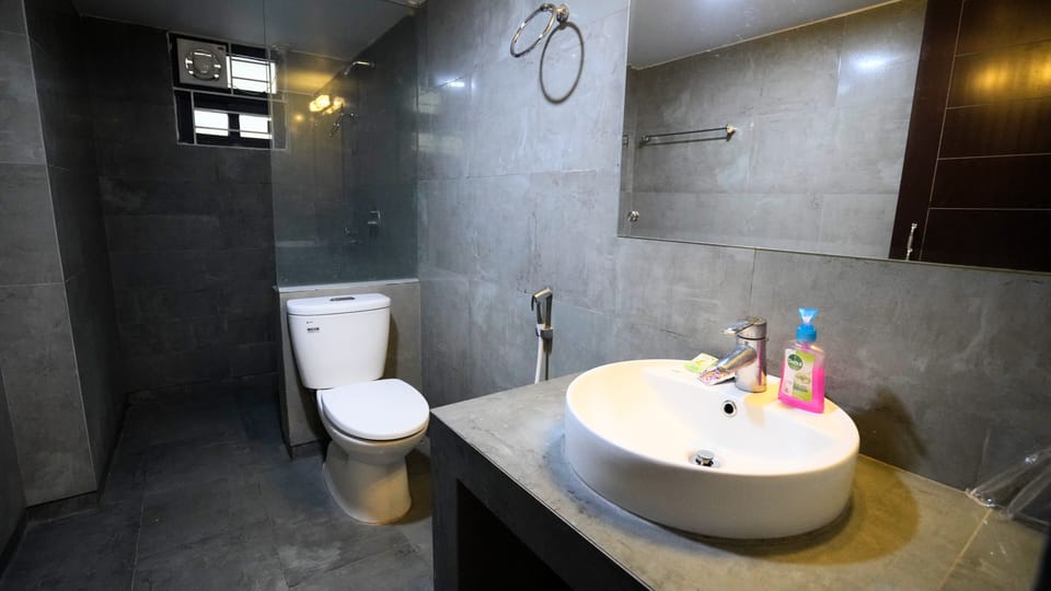 Executive Deluxe/ Twin | Bathroom | Free toiletries, slippers