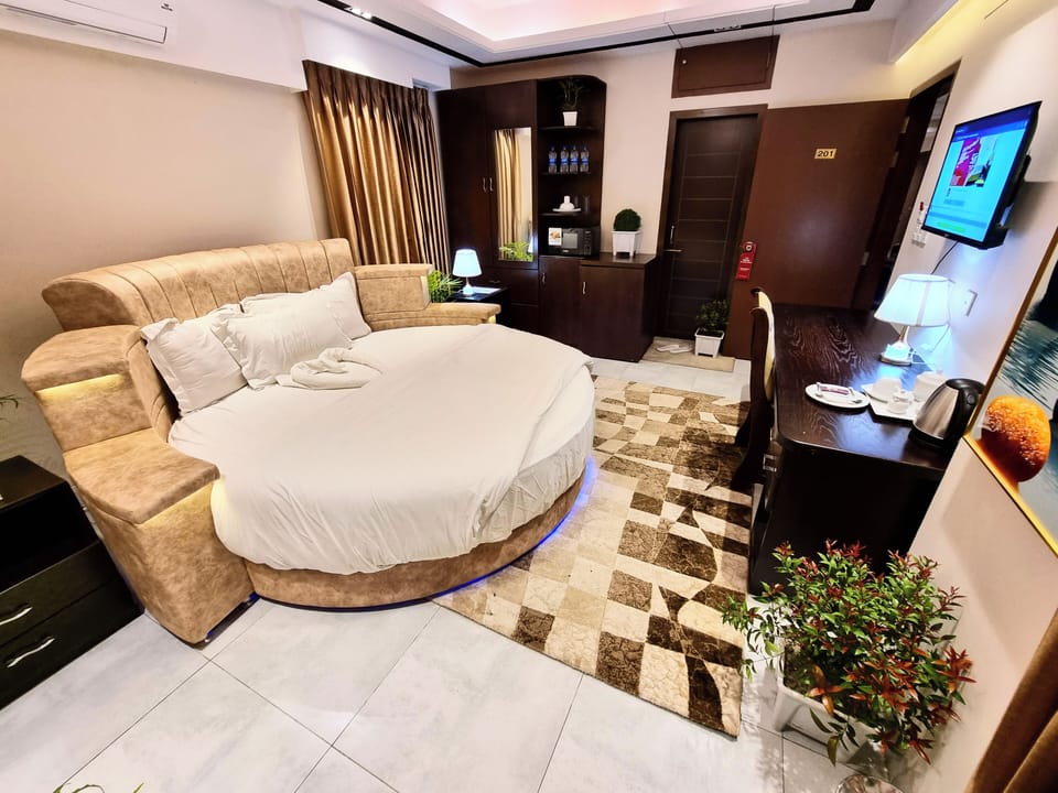 Premium Suite | In-room safe, desk, soundproofing, free WiFi