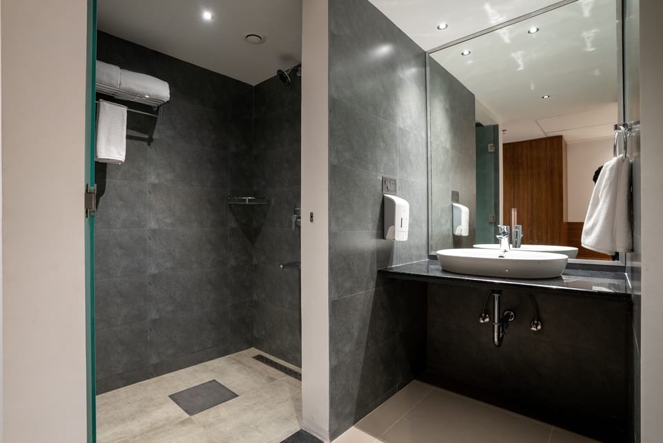 Family Triple Room | Bathroom | Shower, free toiletries, towels
