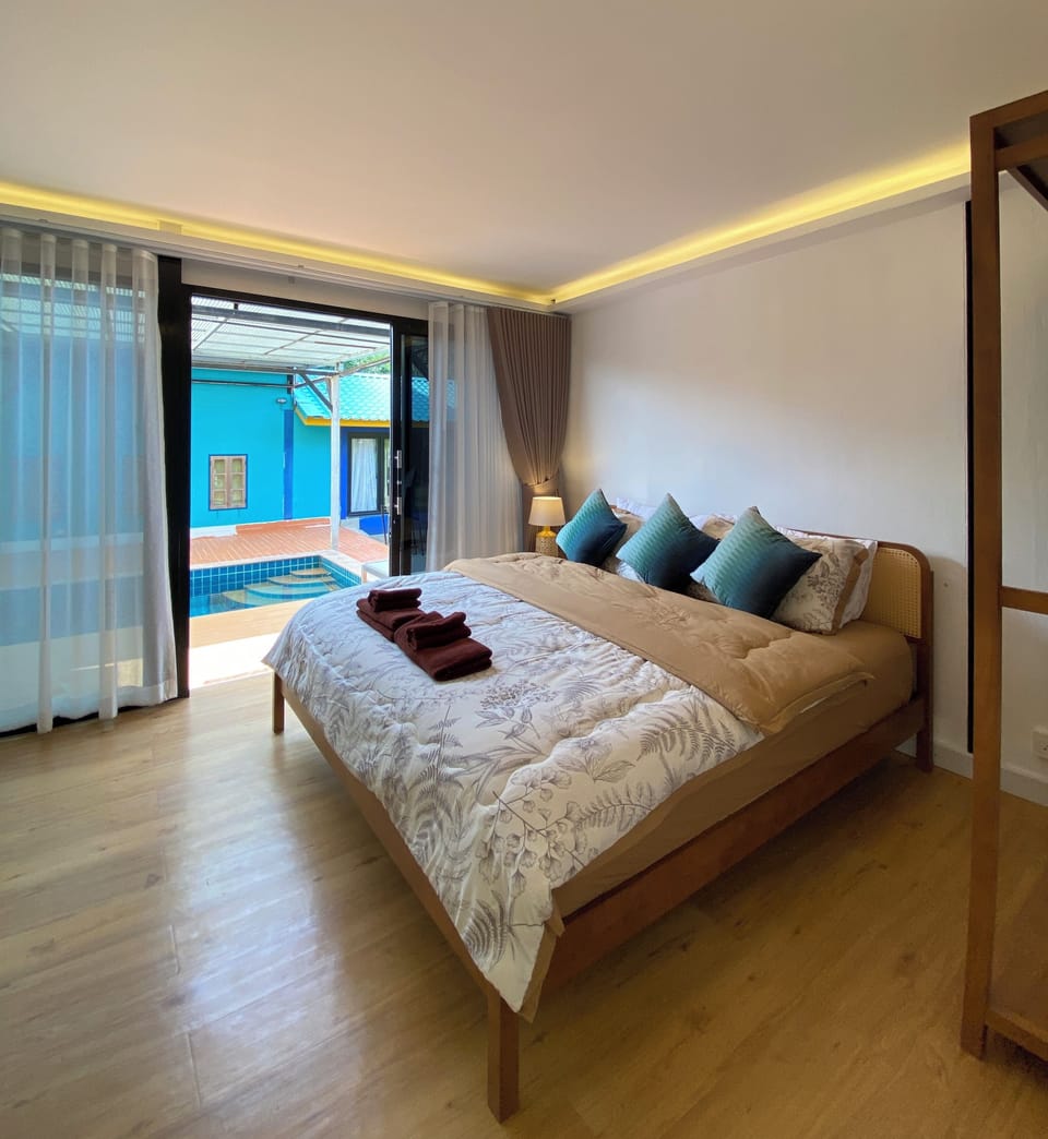 Pool Access Suite | Bathroom | Shower, rainfall showerhead, free toiletries, hair dryer