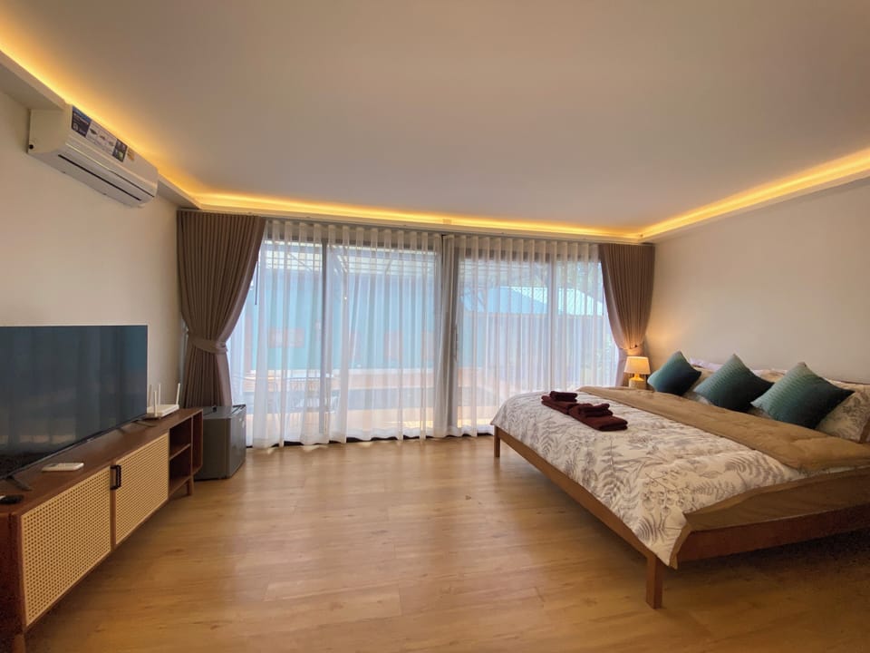 Pool Access Suite | Minibar, in-room safe, individually decorated, individually furnished