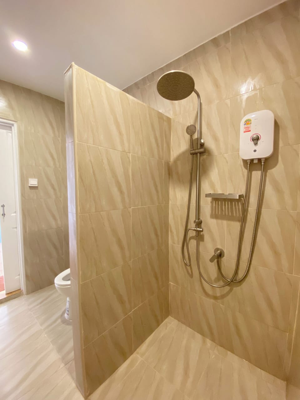 Pool Access Suite | Bathroom | Shower, rainfall showerhead, free toiletries, hair dryer