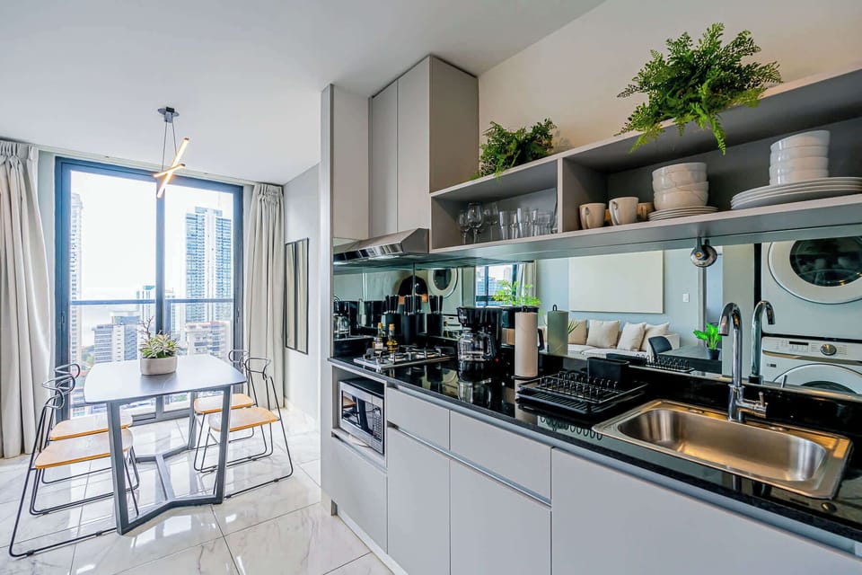 Modern kitchen with everything you need for everyday cooking.