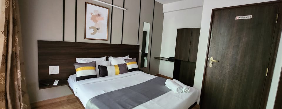 Deluxe Room, Balcony | 1 bedroom, free WiFi, bed sheets