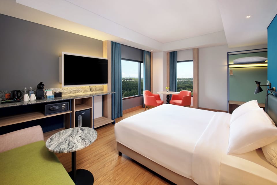 Suite, 1 Queen Bed | In-room safe, laptop workspace, soundproofing, iron/ironing board