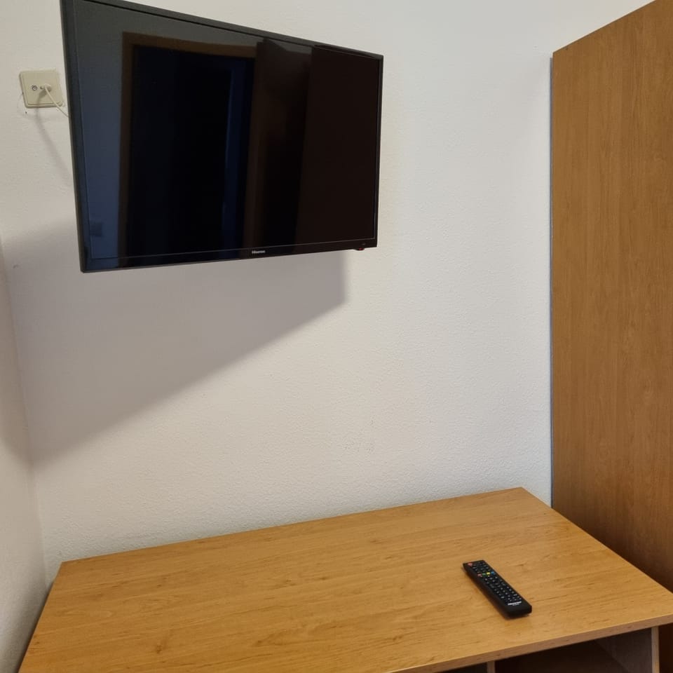 Family Room | Desk, free WiFi