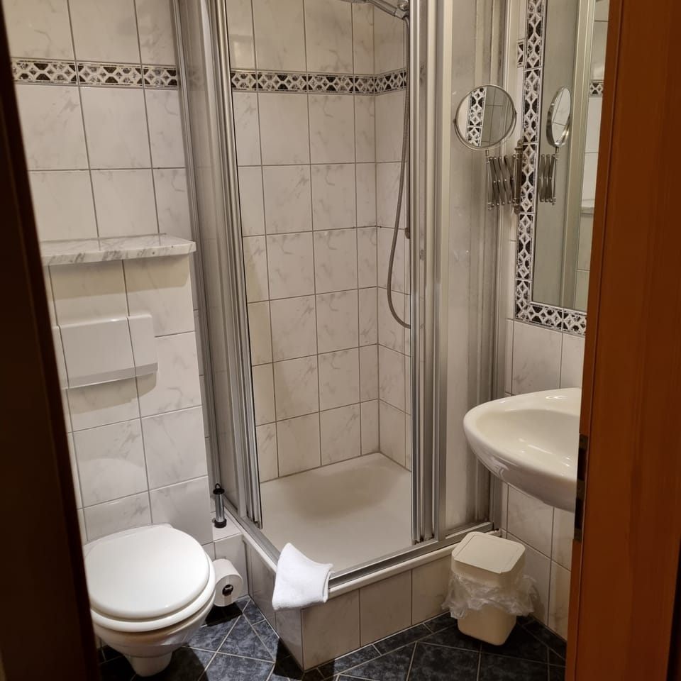 Family Room | Bathroom | Free toiletries, hair dryer