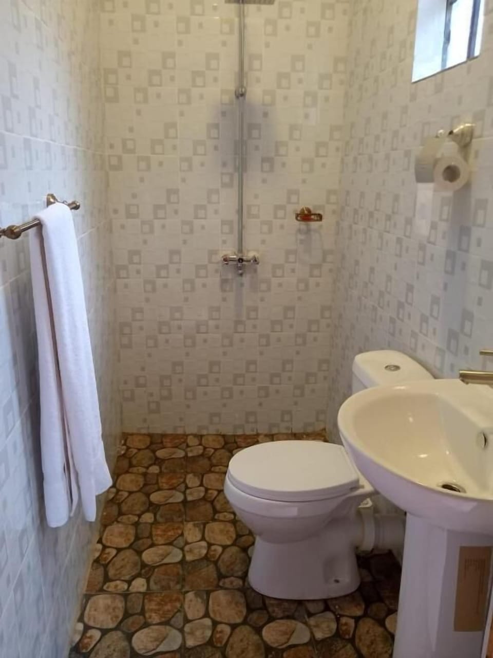 Shower, rainfall showerhead, free toiletries, slippers