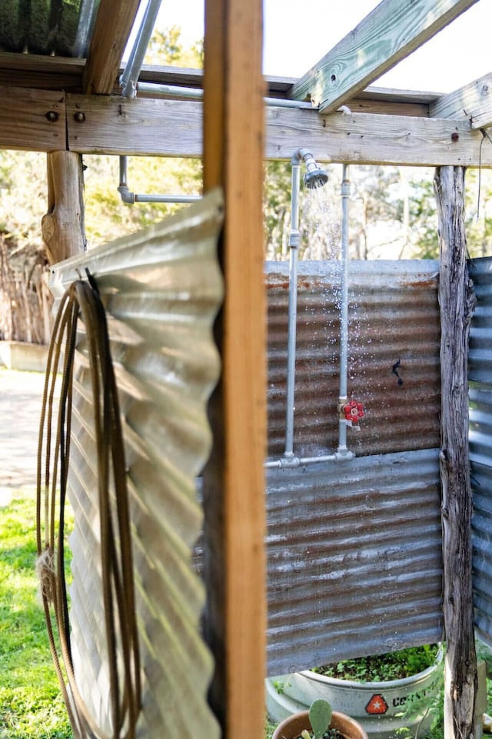 Outpost Cabin - Private Outdoor Shower with nature!  NO INDOOR BATHROOM IN CABIN