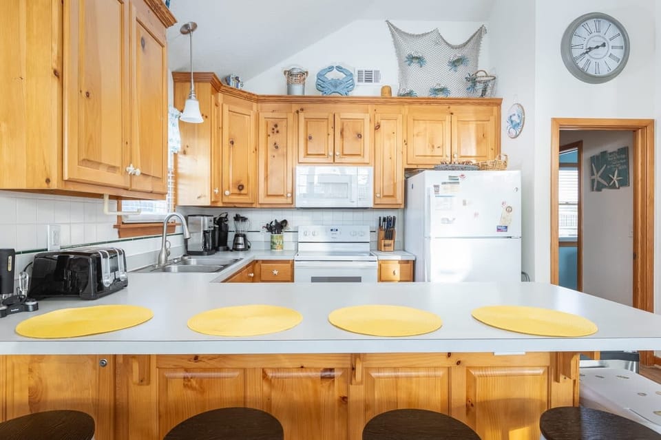 Stocked Kitchen w/ Bar Seating