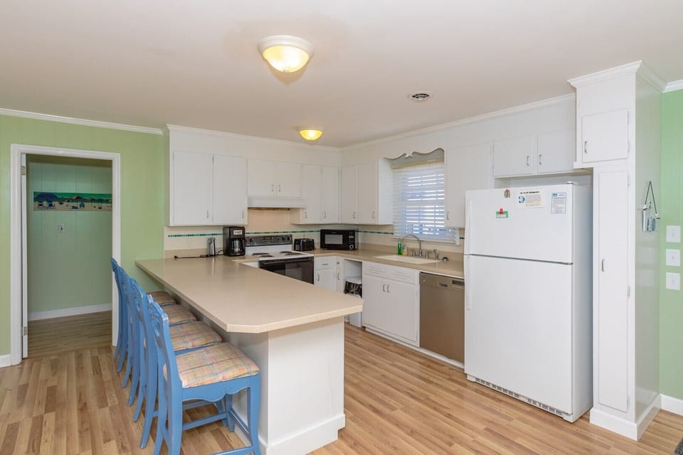Kitchen with Eat-In Bar