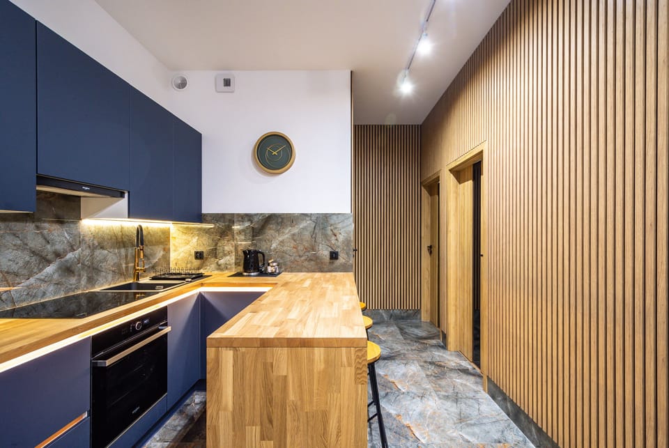 Deluxe Apartment | Private kitchenette | Fridge, oven, stovetop, coffee/tea maker