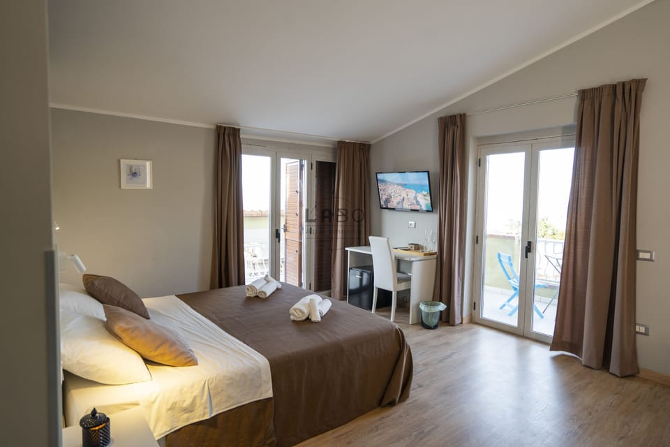 Classic Triple Room | Desk, laptop workspace, free WiFi, bed sheets